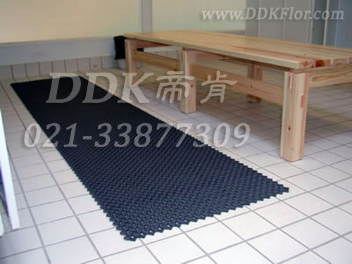 深灰色，浴室更衣間地面安全防滑鋪設材料樣板圖片,帝肯(DDK)_8200_337效果圖,浴室地磚,浴室地毯,浴室pvc格柵地板,浴室地墊,浴室地板,浴室地板磚,浴室墊,浴室防滑地墊,淋浴房防滑墊,浴池防滑地墊,浴室防滑疏水磚,浴室防滑墊,浴室防滑地磚,桑拿地板