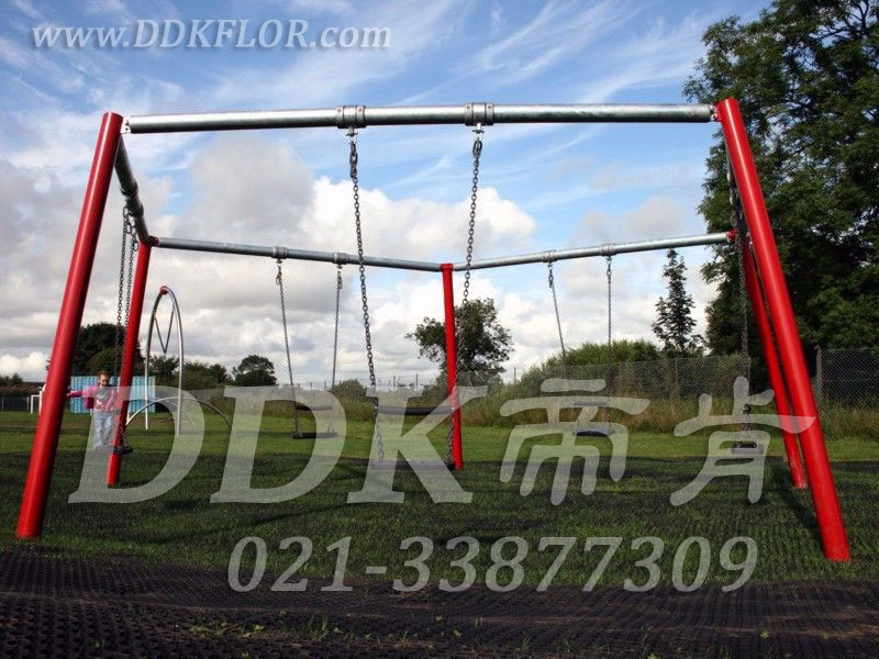 兒童健身游戲秋千區_草坪地面_黑色鋪裝樣板圖片，帝肯(DDK)_400_222效果圖，草坪保護墊