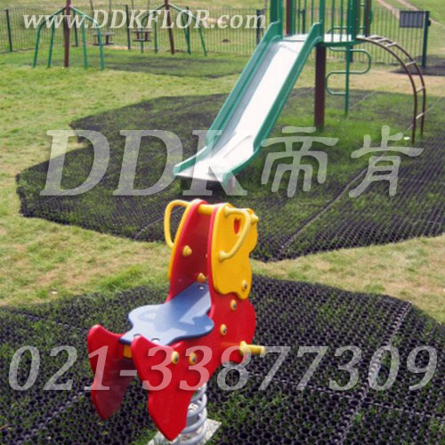 兒童滑梯游戲區草坪地面安全防護_黑色鋪裝樣板圖片，帝肯(DDK)_400_222效果圖，草坪保護墊,室外地膠,幼兒園室外地墊,幼兒園室外地膠,室外地毯,戶外網狀橡膠墊,戶外地膠,戶外地毯,戶外防滑墊,幼兒園地面防滑墊,幼兒園戶外地墊,幼兒園戶外地板,室外地墊