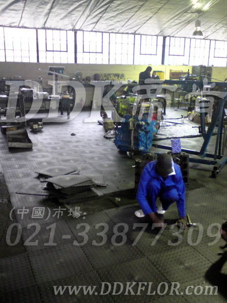 深灰色_機床車間地面地板鋪設樣板圖片,帝肯(DDK)_2000_9979(工業廠房車間地面材料)效果圖,廠房地板材料,廠房地膠,廠房塑膠地板,廠房防滑地膠,維修車間地板,安全通道用地板,工業pvc地板,pvc工業地板,工業地板磚,工業地板,工業地板膠,工業地膠,工業塑膠地板,工業橡膠地板,工業防滑墊,pvc承重地板,耐重壓地板,工廠車間地膠,工廠車間地板革,車間pvc地板,車間塑膠地板,車間用地板膠,車間地板磚,車間地板,車間防砸地板,車間地膠墊,車間地面膠皮,倉庫防潮地膠,倉庫地板,防潮地板,防潮板,塑料拼裝地板,塑料拼接地板,塑料橡膠地毯,塑料地板