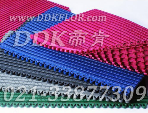 多色（紅藍黑灰綠）樣板圖片,帝肯(DDK)_9900_339（游泳池地面防滑材料）效果圖，工業用格柵地墊,浴室pvc格柵地板,柵格地墊,排水地墊,pvc防水地墊,塑膠透水地板,衛生間地板隔水墊,衛生間地墊,衛浴防滑墊,衛生間防水地墊,衛生間防滑地墊,衛生間防滑墊,衛生間地膠,漏水地墊,漏水地膠,排水防滑墊,排水地板,疏水墊,疏水板,疏水磚,疏水防滑地墊,疏水防滑墊,耐油耐水地墊,漏水防滑墊,疏水地墊,疏水地毯,疏水地席,浴室防滑疏水磚,透水地墊,透水地板膠墊,透水防滑塑膠地墊,防水地墊,防水地毯,防水地膠墊,防水墊,防水防滑墊,防滑隔水墊,隔水地墊,隔水地板,隔水材料,泄水型地板磚,PVC拼接地墊,塑料拼接地板,拼接式防滑墊,拼接式地墊,拼裝地墊,拼裝地膠,防滑拼墊,泳池地膠,泳池防滑地墊,泳池防滑地毯,洗手間地墊,洗手間防滑地毯,洗手間防滑墊,洗浴防滑墊,洗澡間防滑墊,游泳池地墊,游泳池防滑地膠,游泳池防滑墊,游泳館防滑墊,浴池防滑地墊,浴池防滑墊,浴室防滑地墊,浴室防滑地磚,浴室防滑地膠,浴室防滑墊,浴室地墊,浴室地板,浴室地板磚,浴室地毯,浴室地磚,浴室墊,淋浴房防滑墊