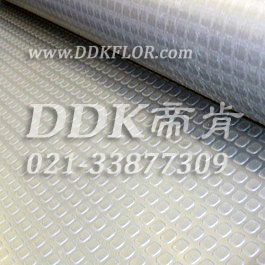 灰色地面防滑耐磨保護材料樣板圖片，帝肯(DDK)_X600（KS系列|百勝）效果圖，凈化車間地板,工廠車間地膠,工廠車間地板革,無塵車間地板,車間pvc地板,車間用地板膠,車間塑膠地板,車間塑料防滑墊,車間地面膠皮,車間地膠墊,車間地毯,車間地板磚,車間地板,車間地墊,車間防滑地墊,車間防滑墊,車間防砸地板,食品車間地板,耐壓耐磨地毯,耐壓地板,耐磨防滑地板,耐磨地膠,耐酸堿pvc地板膠,耐酸堿地墊,耐酸堿地毯,耐酸堿膠墊,耐油防滑地墊,耐酸堿防腐蝕膠墊,耐磨地板,PVC地毯,pvc塑料地毯,廠房地毯,塑料防滑地毯,地面保護地毯,塑料地毯,塑膠地毯,工業地毯,工業塑料地毯,工業防滑地毯,工廠地毯,塑料橡膠地毯,橡膠地毯,橡膠防滑地毯,過道地毯,通道地毯,防滑地毯,靜音地毯,除塵地毯,防噪聲地毯,防滑毯,防水地毯,防噪音地毯,防塵地毯,防滑塑料毯,防污地毯,走道地毯,車庫塑料地毯,pvc防滑卷材,pvc塑膠地毯,pvc塑膠地板,工廠塑膠地板,工業塑膠地板,車庫塑膠地板,廠房防滑地膠,廠房地膠,地膠,圓點,工業地膠,工廠地膠,工廠地板膠,工廠地板,防酸堿地膠墊