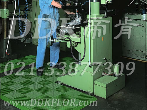 綠色組合拼裝_機器加工車間地面鋪耐油抗壓防滑材料樣板圖片,帝肯(DDK)_8100_9979（工廠地面材料）效果圖,工廠車間地膠,維修車間地板,車間地墊,車間地板,車間地板磚,車間用地板膠,車間塑料防滑墊,車間地膠墊,車間防砸地板,車間防滑墊,車間防滑地墊,抗壓地板,抗壓地墊,耐壓地板,耐壓耐磨地毯,耐重壓地墊,防水地墊,透水地墊,透水地板膠墊,防水墊,防水地膠墊,防水防滑墊,防滑隔水墊,隔水地墊,隔水地板,隔水材料,疏水地墊,疏水板,疏水磚,疏水防滑墊,疏水防滑地墊,耐油耐水地墊,漏水防滑墊,漏水地膠,漏水地墊,疏水墊,排水地板,排水防滑墊,排水地墊,泄水型地板磚,pvc防水地墊,工業地墊,工業地板,工業地板膠,工業地磚,工業地膠,工廠走道地墊,工廠地墊,工業防滑墊,工業防滑地板,工業防滑地墊,工業走道地墊,工業耐油地墊,工業用格柵地墊,工廠用塑料地板,工廠地膠,工廠地板膠,工廠地板,工廠塑膠地板,pvc工業地板,廠房地板材料,廠房地膠,廠房防滑地膠,pvc承重地板,重型防滑耐油墊,塑料拼裝地板,塑料拼接地板,拼接式地墊,拼接地板,拼接式防滑墊,拼裝地墊,拼裝地板,拼裝地膠,防滑拼墊,耐酸堿地墊,耐酸堿防腐蝕膠墊,防酸堿地膠墊,網孔地墊,網格地板,網格防滑墊,網狀防滑墊,塑料網格扳,塑料網格防滑地墊,塑料防滑網格墊,防滑塑料網格