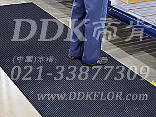 卷材黑色（14）_工廠車間用防滑耐磨地毯樣板圖片,帝肯(DDK)_S450_9979（工業車間地面防滑材料）效果圖,廠房地毯,廠房地膠,過道地毯,過道地墊,過道防滑墊,工廠車間地板革,維修車間地板,車間地墊,車間地毯,車間地膠墊,車間地面膠皮,車間塑料防滑墊,車間用地板膠,車間防滑地墊,車間防滑墊,車間防砸地板,工廠車間地膠,工業地毯,工業地膠,工業塑料地毯,工業地墊,工業地板膠,工業地板革,工業耐油地墊,工業走道地墊,工業防滑地毯,工業防滑墊,工廠地墊,工廠地毯,工廠地膠,工廠走道地墊,工業抗疲勞防滑墊,走道地墊,走道地毯,走道墊,塑料防滑地毯,橡膠地毯,耐壓耐磨地毯,走廊地毯,防滑地毯,防污地毯,防滑毯,防水地毯,防噪聲地毯,通道地毯,經濟型抗疲勞地墊,抗疲勞腳墊,抗疲勞地毯,防疲勞地膠,防疲勞地毯,耐磨地膠,工廠用橡膠地墊,工廠防滑地墊,工廠防滑墊,pvc防滑地毯,pvc防滑地膠,PVC地毯,pvc地膠,pvc塑料地毯,pvc塑膠地毯,流水線地墊