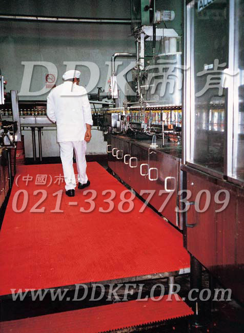 紅色_工業地面耐油防滑毯（1）樣板圖片,帝肯(DDK)_1900_9979（工業地面鋪地材料）效果圖，工業地墊,工業地板膠,工業地板革,工業地毯,工業地膠,工業塑料地毯,工業塑膠地板,工業抗疲勞地墊,工業抗疲勞防滑墊,工業橡膠地板,工業用格柵地墊,工業耐油地墊,工業走道地墊,工業防滑地墊,工業防滑地毯,工業防滑墊,工廠地墊,工廠地板膠,工廠地毯,工廠地膠,工廠塑膠地板,工廠用橡膠地墊,工廠走道地墊,工廠用塑料地板,工廠車間地板革,工廠車間地膠,工廠防滑地墊,工廠防滑墊,帶孔防滑墊,多孔防滑地墊,多孔橡膠墊,耐油工業橡膠墊,車間地墊,車間防滑地墊,車間防滑墊,車間地面膠皮,車間地膠墊,車間地毯,車間塑料防滑墊,車間塑膠地板,抗疲勞地毯,抗疲勞墊,抗疲勞腳墊,疏水型抗疲勞地墊,經濟型抗疲勞地墊,防疲勞墊,防疲勞地膠,防疲勞地毯,防疲勞地墊,防疲勞腳墊,廠房防滑地膠,廠房地板材料,廠房地膠,廠房地毯,z字型疏水墊,疏水防滑墊,漏水橡膠墊,漏水地膠,漏水防滑墊,耐油耐水地墊,茶水間防滑地墊,防水地毯,透水地墊,透水地板膠墊,隔水材料,疏水地毯,疏水地席