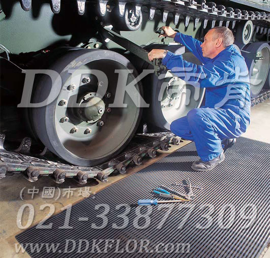 灰色_工廠車間工作區地面防滑防護網格毯（11）樣板圖片,帝肯(DDK)_1900_9979（工業地面鋪地材料）效果圖，工業地墊,工業地板膠,工業地板革,工業地毯,工業地膠,工業塑料地毯,工業塑膠地板,工業抗疲勞地墊,工業抗疲勞防滑墊,工業橡膠地板,工業用格柵地墊,工業耐油地墊,工業走道地墊,工業防滑地墊,工業防滑地毯,工業防滑墊,工廠地墊,工廠地板膠,工廠地毯,工廠地膠,工廠塑膠地板,工廠用橡膠地墊,工廠走道地墊,工廠用塑料地板,工廠車間地板革,工廠車間地膠,工廠防滑地墊,工廠防滑墊,帶孔防滑墊,多孔防滑地墊,多孔橡膠墊,耐油工業橡膠墊,車間地墊,車間防滑地墊,車間防滑墊,車間地面膠皮,車間地膠墊,車間地毯,車間塑料防滑墊,車間塑膠地板,抗疲勞地毯,抗疲勞墊,抗疲勞腳墊,疏水型抗疲勞地墊,經濟型抗疲勞地墊,防疲勞墊,防疲勞地膠,防疲勞地毯,防疲勞地墊,防疲勞腳墊,廠房防滑地膠,廠房地板材料,廠房地膠,廠房地毯,z字型疏水墊,疏水防滑墊,漏水橡膠墊,漏水地膠,漏水防滑墊,耐油耐水地墊,茶水間防滑地墊,防水地毯,透水地墊,透水地板膠墊,隔水材料,疏水地毯,疏水地席