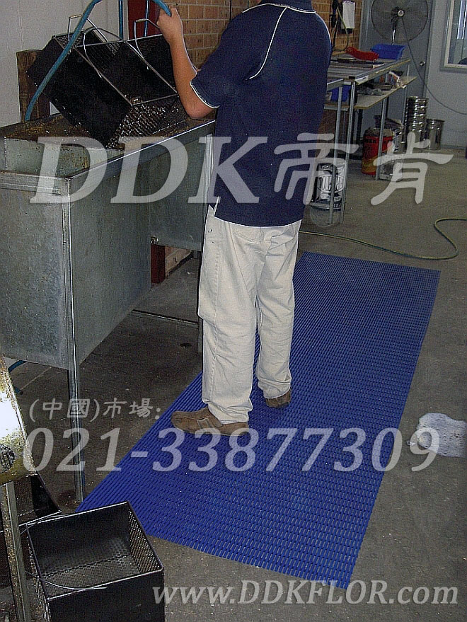藍色_廚房操作間地面網格型防滑毯（1）樣板圖片,帝肯(DDK)_1900_798（食堂餐廳廚房防滑材料）效果圖，廚房地墊,廚房地毯,廚房地膠,廚房防滑地墊,廚房防滑地毯,廚房防滑地磚,廚房防滑墊,后廚用輸水墊,后a廚防滑墊,餐廳廚房專用地毯,餐廳防滑地墊,食堂專用防滑地毯,食堂用防滑地墊,食堂防滑墊