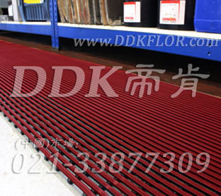 暗紅色_工廠地面通道防滑防護直紋網格毯（16）樣板圖片,帝肯(DDK)_1900_9979（工業地面鋪地材料）效果圖，工業地墊,工業地板膠,工業地板革,工業地毯,工業地膠,工業塑料地毯,工業塑膠地板,工業抗疲勞地墊,工業抗疲勞防滑墊,工業橡膠地板,工業用格柵地墊,工業耐油地墊,工業走道地墊,工業防滑地墊,工業防滑地毯,工業防滑墊,工廠地墊,工廠地板膠,工廠地毯,工廠地膠,工廠塑膠地板,工廠用橡膠地墊,工廠走道地墊,工廠用塑料地板,工廠車間地板革,工廠車間地膠,工廠防滑地墊,工廠防滑墊,帶孔防滑墊,多孔防滑地墊,多孔橡膠墊,耐油工業橡膠墊,車間地墊,車間防滑地墊,車間防滑墊,車間地面膠皮,車間地膠墊,車間地毯,車間塑料防滑墊,車間塑膠地板,抗疲勞地毯,抗疲勞墊,抗疲勞腳墊,疏水型抗疲勞地墊,經濟型抗疲勞地墊,防疲勞墊,防疲勞地膠,防疲勞地毯,防疲勞地墊,防疲勞腳墊,廠房防滑地膠,廠房地板材料,廠房地膠,廠房地毯,z字型疏水墊,疏水防滑墊,漏水橡膠墊,漏水地膠,漏水防滑墊,耐油耐水地墊,茶水間防滑地墊,防水地毯,透水地墊,透水地板膠墊,隔水材料,疏水地毯,疏水地席