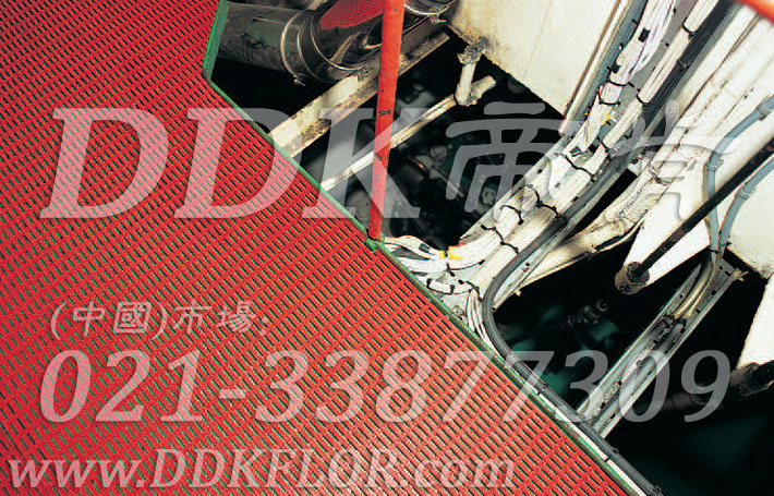 紅色_工廠地面通道防滑防護直紋網格毯（18）樣板圖片,帝肯(DDK)_1900_9979（工業地面鋪地材料）效果圖，工業地墊,工業地板膠,工業地板革,工業地毯,工業地膠,工業塑料地毯,工業塑膠地板,工業抗疲勞地墊,工業抗疲勞防滑墊,工業橡膠地板,工業用格柵地墊,工業耐油地墊,工業走道地墊,工業防滑地墊,工業防滑地毯,工業防滑墊,工廠地墊,工廠地板膠,工廠地毯,工廠地膠,工廠塑膠地板,工廠用橡膠地墊,工廠走道地墊,工廠用塑料地板,工廠車間地板革,工廠車間地膠,工廠防滑地墊,工廠防滑墊,帶孔防滑墊,多孔防滑地墊,多孔橡膠墊,耐油工業橡膠墊,車間地墊,車間防滑地墊,車間防滑墊,車間地面膠皮,車間地膠墊,車間地毯,車間塑料防滑墊,車間塑膠地板,抗疲勞地毯,抗疲勞墊,抗疲勞腳墊,疏水型抗疲勞地墊,經濟型抗疲勞地墊,防疲勞墊,防疲勞地膠,防疲勞地毯,防疲勞地墊,防疲勞腳墊,廠房防滑地膠,廠房地板材料,廠房地膠,廠房地毯,z字型疏水墊,疏水防滑墊,漏水橡膠墊,漏水地膠,漏水防滑墊,耐油耐水地墊,茶水間防滑地墊,防水地毯,透水地墊,透水地板膠墊,隔水材料,疏水地毯,疏水地席