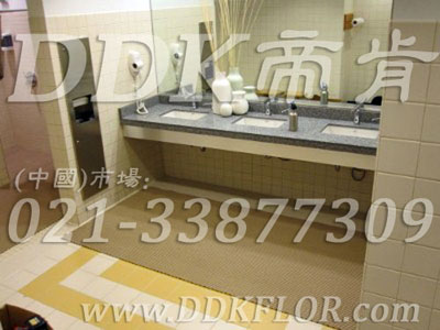 米色_洗手間地面通道防滑防護直紋網格毯（3）樣板圖片,帝肯(DDK)_1900_338（衛生間洗手間地面防滑材料）效果圖，廁所防滑墊,公共衛生間塑料地毯,衛生間地墊,衛生間地板隔水墊,衛生間地膠,衛生間塑料地板,衛生間防水地墊,衛生間防水墊,衛生間防滑地墊,衛生間防滑墊,衛生間防滑地毯,洗手間地墊,洗澡間防滑墊,洗浴防滑墊,洗手間防滑墊,洗手間防滑地毯