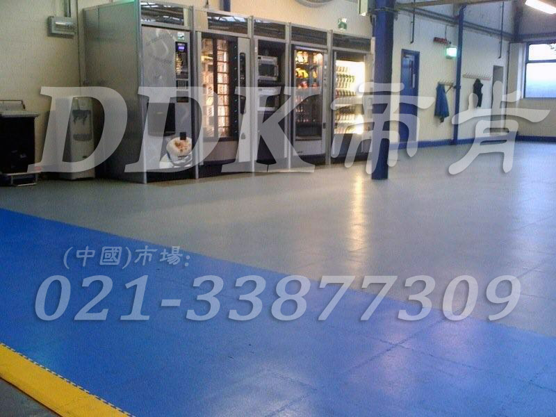 藍色+黃邊地板（1）_工廠通道地面鋪裝材料樣板圖片,帝肯(DDK)_2000_9979(工業廠房車間地面材料)效果圖,維修車間地板,安全通道用地板,工業pvc地板,pvc工業地板,工業地板磚,工業地板,工業地板膠,工業地膠,工業塑膠地板,工業橡膠地板,工業防滑墊,pvc承重地板,耐重壓地板,工廠車間地膠,工廠車間地板革,車間pvc地板,車間塑膠地板,車間用地板膠,車間地板磚,車間地板,車間防砸地板,車間地膠墊,車間地面膠皮,倉庫防潮地膠,倉庫地板,防潮地板,防潮板,塑料拼裝地板,塑料拼接地板,塑料橡膠地毯,塑料地板