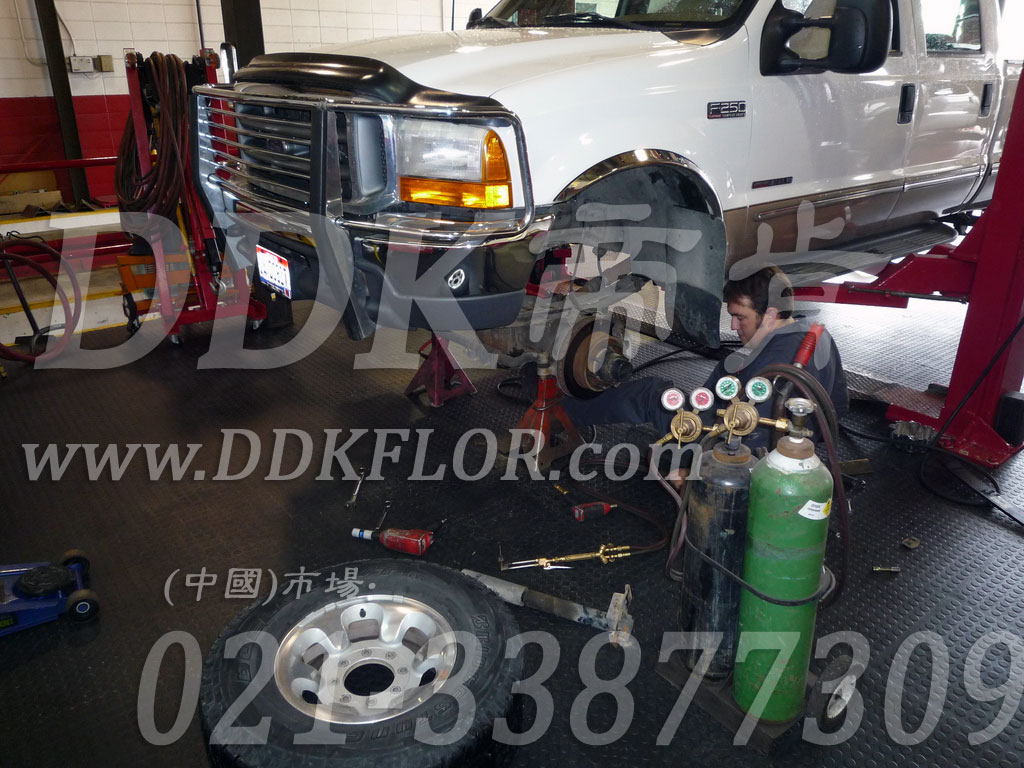 黑灰色防滑耐油地板_汽修廠車間耐磨抗壓地面材料樣板圖片,帝肯(DDK)_2000_9979(工業廠房車間地面材料)效果圖,維修車間地板,安全通道用地板,工業pvc地板,pvc工業地板,工業地板磚,工業地板,工業地板膠,工業地膠,工業塑膠地板,工業橡膠地板,工業防滑墊,pvc承重地板,耐重壓地板,工廠車間地膠,工廠車間地板革,車間pvc地板,車間塑膠地板,車間用地板膠,車間地板磚,車間地板,車間防砸地板,車間地膠墊,車間地面膠皮,倉庫防潮地膠,倉庫地板,防潮地板,防潮板,塑料拼裝地板,塑料拼接地板,塑料橡膠地毯,塑料地板