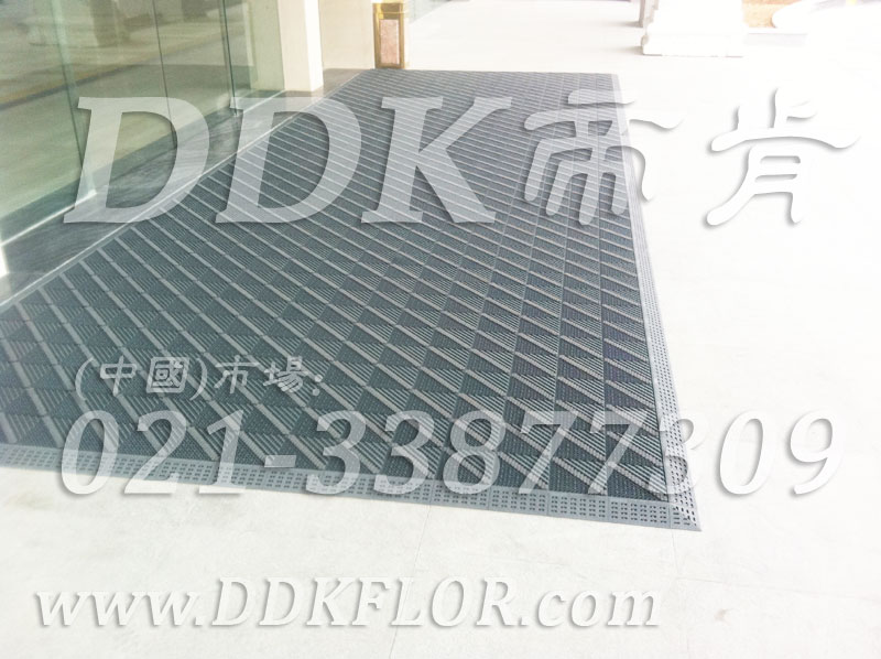 高級商用進門腳墊（1）_經典商務灰色樣板圖片,帝肯(DDK)_900_9000（LOTO|力拓）效果圖,三合一門口毯,三合一門墊,刮泥門墊,塑料門墊,大門腳墊,塑膠門墊,嵌入式門墊,廣告門墊,模塊拼接式門墊,橡膠門墊,腳墊門墊,自動門地墊,進門地墊,進門腳墊,門前地墊,門前墊,門前毯,門前腳墊,門廳地墊,門廳地毯,門廳腳墊,門廳除塵地墊,門口地墊,門口地毯,門口地面除塵刷,門口腳墊,門口腳踏墊,門口防塵地墊,門墊地毯,門墊地墊,門墊,門口除塵地墊,門口防滑墊,門口防滑地膠,門口防滑地墊,門口防塵墊,門口防塵地毯,防滑門墊,除塵門墊,除雪門墊,防塵門墊,pvc拼接式除塵墊,三合一防塵地墊,三合一防塵墊,三合一除塵墊,入口防塵地墊,刮泥除塵地墊,吸水吸塵地墊,防塵地墊,防塵地毯,防塵地膠墊,防塵墊,防塵防污地墊,防塵防滑地墊,除塵地墊,防滑除塵地墊,除塵腳墊,除塵墊,除塵地膠,除塵地毯,刮泥地墊,入口防水地墊,入口防滑墊,出入口地墊,PVC拼接地墊,室外拼接地墊,拼裝地墊,拼接式防滑墊,拼接式地墊,拼裝地膠,組合式地墊,模塊地墊