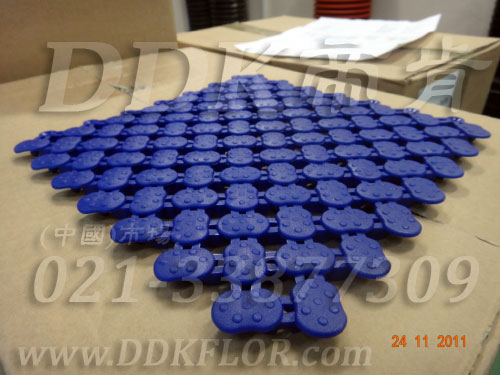 牛津藍色_橢圓表面_互扣式網孔防滑地膠（1）樣板圖片，帝肯(DDK)_8200（ODL|達喜）效果圖，工業用格柵地墊,浴室pvc格柵地板,柵格地墊,排水地墊,pvc防水地墊,塑膠透水地板,衛生間地板隔水墊,衛生間地墊,衛浴防滑墊,衛生間防水地墊,衛生間防滑地墊,衛生間防滑墊,衛生間地膠,漏水地墊,漏水地膠,排水防滑墊,排水地板,疏水墊,疏水板,疏水磚,疏水防滑地墊,疏水防滑墊,耐油耐水地墊,漏水防滑墊,疏水地墊,疏水地毯,疏水地席,浴室防滑疏水磚,透水地墊,透水地板膠墊,透水防滑塑膠地墊,防水地墊,防水地毯,防水地膠墊,防水墊,防水防滑墊,防滑隔水墊,隔水地墊,隔水地板,隔水材料,泄水型地板磚,PVC拼接地墊,塑料拼接地板,拼接式防滑墊,拼接式地墊,拼裝地墊,拼裝地膠,防滑拼墊,泳池地膠,泳池防滑地墊,泳池防滑地毯,洗手間地墊,洗手間防滑地毯,洗手間防滑墊,洗浴防滑墊,洗澡間防滑墊,游泳池地墊,游泳池防滑地膠,游泳池防滑墊,游泳館防滑墊,浴池防滑地墊,浴池防滑墊,浴室防滑地墊,浴室防滑地磚,浴室防滑地膠,浴室防滑墊,浴室地墊,浴室地板,浴室地板磚,浴室地毯,浴室地磚,浴室墊,淋浴房防滑墊