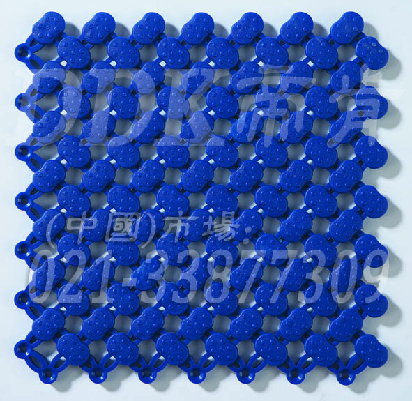 青藍色_橢圓表面_互扣式網孔防滑地膠（8）樣板圖片，帝肯(DDK)_8200（ODL|達喜）效果圖，工業用格柵地墊,浴室pvc格柵地板,柵格地墊,排水地墊,pvc防水地墊,塑膠透水地板,衛生間地板隔水墊,衛生間地墊,衛浴防滑墊,衛生間防水地墊,衛生間防滑地墊,衛生間防滑墊,衛生間地膠,漏水地墊,漏水地膠,排水防滑墊,排水地板,疏水墊,疏水板,疏水磚,疏水防滑地墊,疏水防滑墊,耐油耐水地墊,漏水防滑墊,疏水地墊,疏水地毯,疏水地席,浴室防滑疏水磚,透水地墊,透水地板膠墊,透水防滑塑膠地墊,防水地墊,防水地毯,防水地膠墊,防水墊,防水防滑墊,防滑隔水墊,隔水地墊,隔水地板,隔水材料,泄水型地板磚,PVC拼接地墊,塑料拼接地板,拼接式防滑墊,拼接式地墊,拼裝地墊,拼裝地膠,防滑拼墊,泳池地膠,泳池防滑地墊,泳池防滑地毯,洗手間地墊,洗手間防滑地毯,洗手間防滑墊,洗浴防滑墊,洗澡間防滑墊,游泳池地墊,游泳池防滑地膠,游泳池防滑墊,游泳館防滑墊,浴池防滑地墊,浴池防滑墊,浴室防滑地墊,浴室防滑地磚,浴室防滑地膠,浴室防滑墊,浴室地墊,浴室地板,浴室地板磚,浴室地毯,浴室地磚,浴室墊,淋浴房防滑墊
