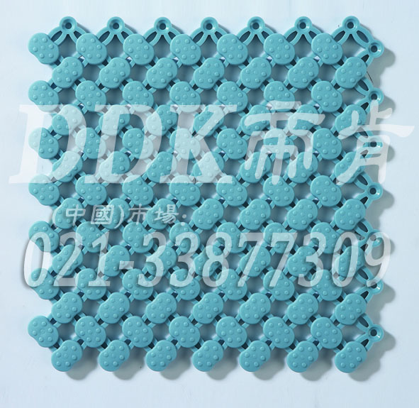 水藍色_橢圓表面_互扣式網孔防滑地膠（9）樣板圖片，帝肯(DDK)_8200（ODL|達喜）效果圖，工業用格柵地墊,浴室pvc格柵地板,柵格地墊,排水地墊,pvc防水地墊,塑膠透水地板,衛生間地板隔水墊,衛生間地墊,衛浴防滑墊,衛生間防水地墊,衛生間防滑地墊,衛生間防滑墊,衛生間地膠,漏水地墊,漏水地膠,排水防滑墊,排水地板,疏水墊,疏水板,疏水磚,疏水防滑地墊,疏水防滑墊,耐油耐水地墊,漏水防滑墊,疏水地墊,疏水地毯,疏水地席,浴室防滑疏水磚,透水地墊,透水地板膠墊,透水防滑塑膠地墊,防水地墊,防水地毯,防水地膠墊,防水墊,防水防滑墊,防滑隔水墊,隔水地墊,隔水地板,隔水材料,泄水型地板磚,PVC拼接地墊,塑料拼接地板,拼接式防滑墊,拼接式地墊,拼裝地墊,拼裝地膠,防滑拼墊,泳池地膠,泳池防滑地墊,泳池防滑地毯,洗手間地墊,洗手間防滑地毯,洗手間防滑墊,洗浴防滑墊,洗澡間防滑墊,游泳池地墊,游泳池防滑地膠,游泳池防滑墊,游泳館防滑墊,浴池防滑地墊,浴池防滑墊,浴室防滑地墊,浴室防滑地磚,浴室防滑地膠,浴室防滑墊,浴室地墊,浴室地板,浴室地板磚,浴室地毯,浴室地磚,浴室墊,淋浴房防滑墊