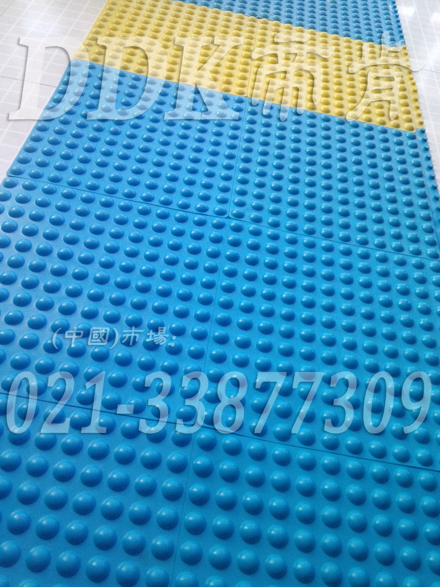 表面圓點防滑按摩地毯_新型自拼式_浴室衣帽間泳池地面防滑毯樣板圖片,帝肯(DDK)_1500_339（有泳池防滑處理材料）效果圖，泳池地膠,泳池防滑地墊,泳池防滑地毯,游泳池地墊,游泳池防滑地膠,游泳池防滑墊,游泳館防滑墊,更衣間防滑地墊,洗手間地墊,洗手間防滑地毯,洗手間防滑墊,洗浴防滑墊,洗澡間防滑墊,公共衛生間塑料地毯,衛浴防滑墊,衛生間地墊,衛生間地膠,衛生間防水地墊,衛生間防水墊,衛生間防滑地毯,衛生間防滑墊,衛生間防滑地磚,衛生間塑料地板,浴室地墊,浴室地膠,浴室墊,浴室防滑地墊,浴室防滑地板,浴室防滑地磚,浴室防滑地膠,浴室防滑墊,浴室地毯,浴室地磚,浴室地板磚,浴室地板,淋浴房防滑墊,浴池防滑地墊,浴池防滑墊,浴室防滑疏水磚