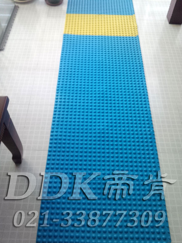 可拼接型圓形凸點防滑表面_適于浴室泳池及更一間地面通道防滑地毯樣板圖片,帝肯(DDK)_1500_339（有泳池防滑處理材料）效果圖，泳池地膠,泳池防滑地墊,泳池防滑地毯,游泳池地墊,游泳池防滑地膠,游泳池防滑墊,游泳館防滑墊,更衣間防滑地墊,洗手間地墊,洗手間防滑地毯,洗手間防滑墊,洗浴防滑墊,洗澡間防滑墊,公共衛生間塑料地毯,衛浴防滑墊,衛生間地墊,衛生間地膠,衛生間防水地墊,衛生間防水墊,衛生間防滑地毯,衛生間防滑墊,衛生間防滑地磚,衛生間塑料地板,浴室地墊,浴室地膠,浴室墊,浴室防滑地墊,浴室防滑地板,浴室防滑地磚,浴室防滑地膠,浴室防滑墊,浴室地毯,浴室地磚,浴室地板磚,浴室地板,淋浴房防滑墊,浴池防滑地墊,浴池防滑墊,浴室防滑疏水磚