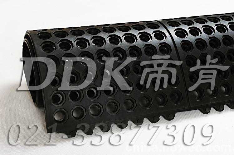 黑色有孔防滑疏水防震防護膠墊樣板圖片，帝肯(DDK)_4800_MD900X900（Rmaid900X900|樂美達）效果圖，減震橡膠墊,多孔橡膠墊,安全橡膠地墊,工廠用橡膠地墊,橡膠地毯,橡膠彈性地墊,橡膠腳墊,橡膠防滑地墊,橡膠防滑墊,漏水橡膠墊,耐油工業橡膠墊,耐油橡膠地墊,耐油橡膠墊,船用橡膠墊,船用橡膠防滑墊,車間橡膠墊,防滑橡膠地墊,防滑橡膠墊,預制型橡膠卷材,衛生間防水墊,衛生間防水地墊,廚房疏水材料,衛生間地板隔水墊,室外防滑透水墊,排水地墊,漏水地墊,漏水地膠,泄水型地板磚,疏水墊,疏水性材料,疏水型抗疲勞地墊,疏水地膠,疏水地毯,疏水地席,疏水地墊,疏水磚,疏水防滑地墊,透水地墊,防水地墊,防滑隔水墊,防水防滑墊,防水墊,防水地膠墊,防水地毯,隔水地墊,隔水材料,茶水間防滑地墊,排水防滑墊,多孔防滑地墊,帶孔防滑墊,網孔地墊,戶外網狀橡膠墊,網格地墊,網格防滑墊,網狀防滑墊,網眼防滑