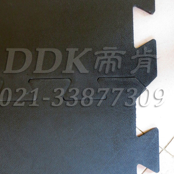 互扣連鎖安裝_黑色_重型工廠地板磚材料樣板圖片,帝肯(DDK)_4100（Honda|宏達）效果圖，互扣式地墊,PVC拼接地墊,可拼接展會塑膠地板,塑料拼裝地板,室外拼接地墊,塑料拼接地板,拼接地板,拼接式地墊,拼接式防滑墊,拼裝地墊,拼裝地板,拼裝地膠,防滑拼墊,組合式地墊,模塊地墊,模塊地板