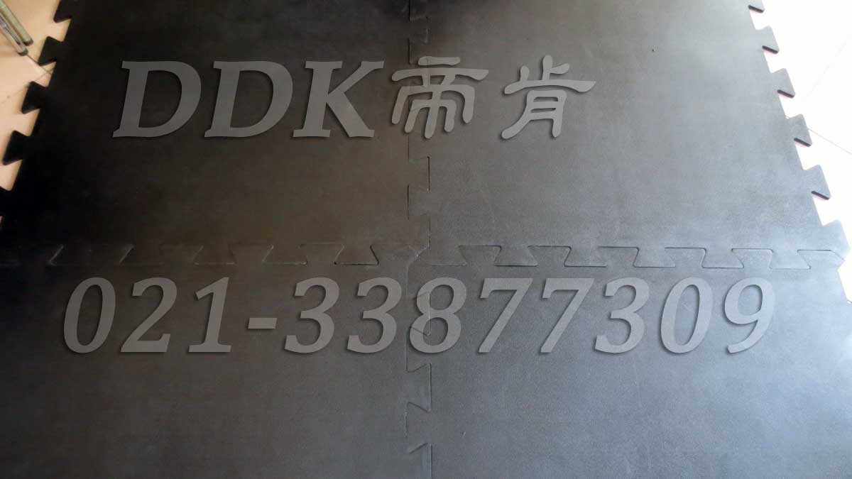 重型抗壓防震工業地板材料樣板圖片,帝肯(DDK)_4100（Honda|宏達）效果圖，抗壓地墊,抗壓地板,耐壓地板,耐壓耐磨地毯,耐重壓地墊,耐重壓地板,膠墊,腳墊,工業地板磚,車間地板磚,維修車間地板,車間地板防護墊,pvc工業地板,工業地板,工業地墊,工業地坪,工業地膠,工業地磚,工業地板膠,工廠地墊,工廠地板,工廠地板膠,工廠地毯,工廠腳墊,工業防滑墊,工廠用橡膠地墊,汽車維修車間用地板,車間地板,車間橡膠地板,車間橡膠墊,車間用地板膠,車間防滑地墊,車間防滑墊,車間防砸地板,軟質地板,車間pvc地板,車間地坪,車間地墊,車間塑膠地板,車間地面膠皮,車間地膠墊,車間地毯,安全地膠,安全墊,安全橡膠地墊,安全防滑墊,耐磨地板,耐磨地墊,耐磨地膠,耐磨防滑地板,樹皮紋,蛇皮紋