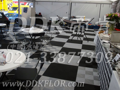 大型戶外活動休息區用臨時地面拼裝式地板鋪設實景_黑色與白色組合可移動地板樣板圖片,帝肯(DDK)_8100_600（戶外活動用帳篷地面材料）效果圖,帳篷地墊,帳篷地毯,帳篷地膠