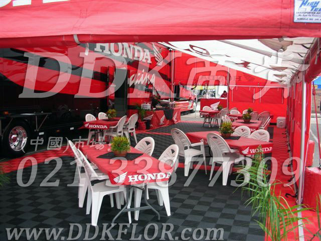 F1國際賽事honda本田車隊休憩區帳篷地面塑膠地板鋪設實景_灰紅兩色組合效果樣板圖片,帝肯(DDK)_8100_600（戶外活動用帳篷地面材料）效果圖,車展地膠,車展地板,可拼接展會塑膠地板,帳篷地墊,帳篷地毯,帳篷地膠,移動篷房用地板