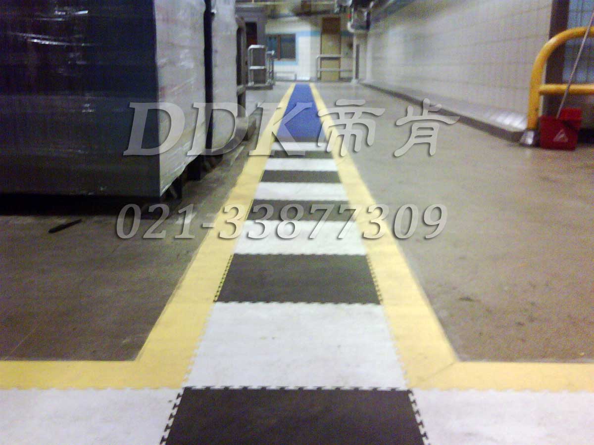 渤海裝備制造公司第一機械廠某車間水泥地面通道防滑鋪設現場圖例_黑白相間醒目走道地板樣板圖片,帝肯(DDK)_2000_9200（廠房通道地板防護材料）效果圖，地面保護墊