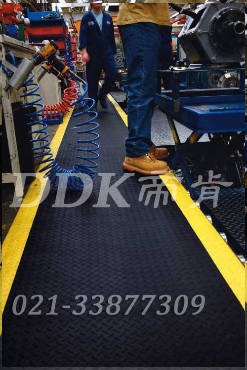 機械加工車間流水線旁通道地面材料鋪設現場圖例_提供定制加工生產鐵板紋防滑流水線地毯樣板圖片,帝肯(DDK)_HD220（Duxton|皇爵）效果圖，流水線地墊,流水線防滑墊,pvc防滑卷材,塑料防滑地毯,工業防滑地毯,橡膠防滑地毯,防滑地毯,pvc防滑地毯,pvc塑料地毯,通道地毯,防滑塑料毯