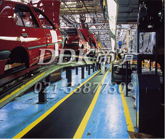 福特汽車廠流水線旁地坪漆地面耐油防滑材料鋪設現場圖例_提供定制加工生產帶黃色警示邊的車間走道防滑地毯樣板圖片,帝肯(DDK)_HD220（Duxton|皇爵）效果圖，流水線地墊,流水線防滑墊,pvc防滑卷材,塑料防滑地毯,工業防滑地毯,橡膠防滑地毯,防滑地毯,pvc防滑地毯,pvc塑料地毯,通道地毯,防滑塑料毯