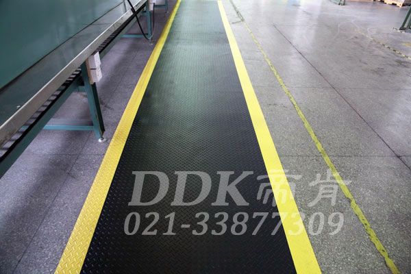 廠房大理石地面通道防滑鋪設用工業地毯現場圖例_提供定制加工生產帶黃色警示邊的工業通道防滑地毯樣板圖片,帝肯(DDK)_HD220（Duxton|皇爵）效果圖，流水線地墊,流水線防滑墊,pvc防滑卷材,塑料防滑地毯,工業防滑地毯,橡膠防滑地毯,防滑地毯,pvc防滑地毯,pvc塑料地毯,通道地毯,防滑塑料毯