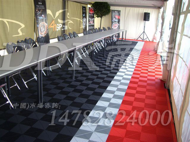 【室外大型防滑墊】會議室通道地面拼裝型地面材料_紅灰白三色組合效果樣板圖片，帝肯(DDK)_8100_900（大門入口防滑墊）效果圖，室外地板膠,室外塑料地板,室外防滑地墊,室外防滑墊