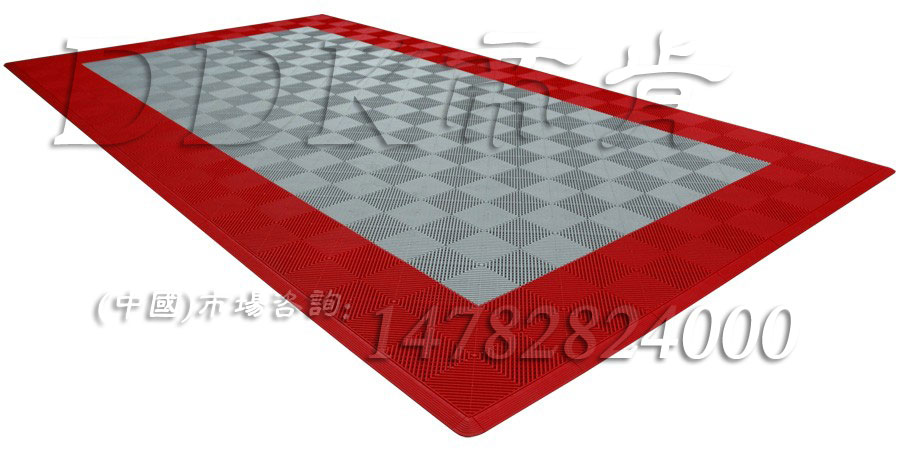進門地墊什么材料的好？紅邊加灰色主模效果樣板圖片，帝肯(DDK)_8100_900（大門入口防滑墊）效果圖，門口地墊,門口地毯,門口地面除塵刷,門口腳墊,門口腳踏墊,門口除塵地墊,門口防滑墊,門口防滑地膠,門口防滑地墊,門口防塵墊,門口防塵地毯,門口防塵地墊,進門地墊,進門腳墊,自動門地墊,腳墊門墊,門廳地墊,門廳地毯,門廳腳墊,門廳除塵地墊,防滑門墊,除塵門墊,除雪門墊,廣告門墊,模塊拼接式門墊,橡膠門墊,嵌入式門墊,塑膠門墊,大門腳墊,刮泥門墊,三合一門墊,logo門墊,三合一門口毯,塑料門墊,入口防塵地墊,入口防水地墊,入口防滑墊,出入口地墊