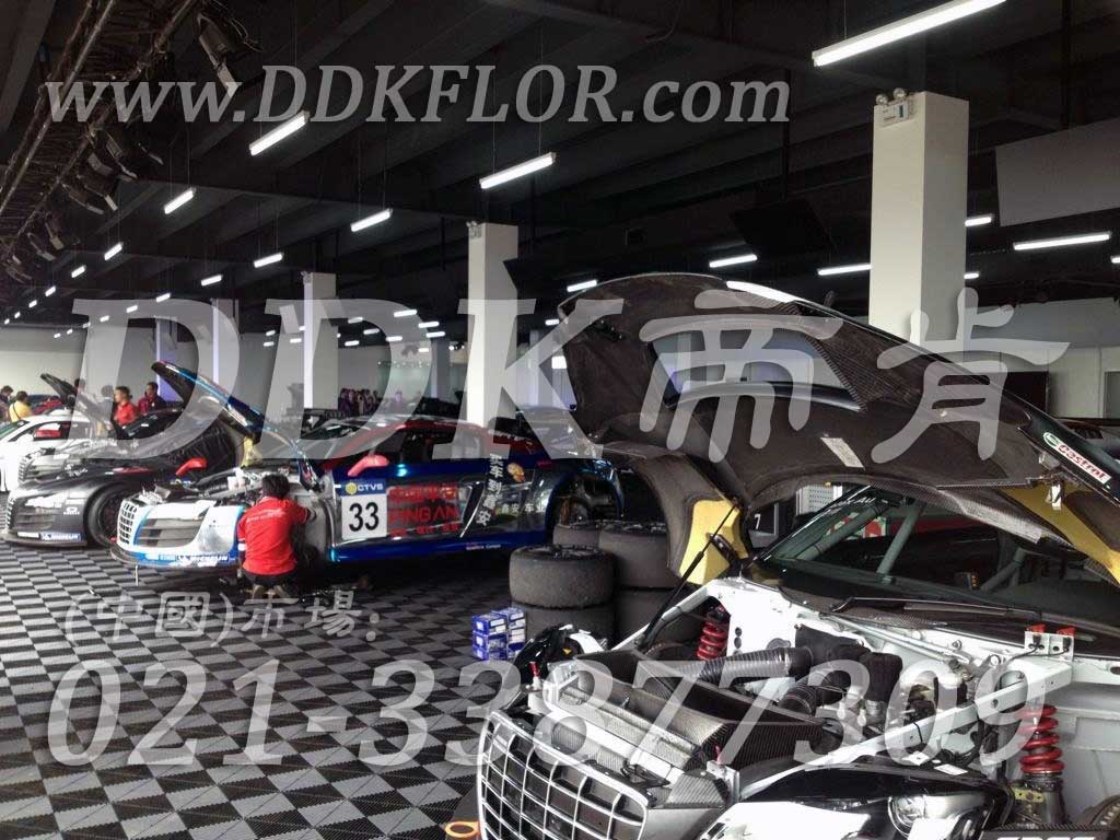 深灰色汽車修理間拼裝地板樣板圖片,帝肯(DDK)_8100_6008（賽車P房帳篷地板）效果圖，汽車維修車間用地板,維修車間地板
