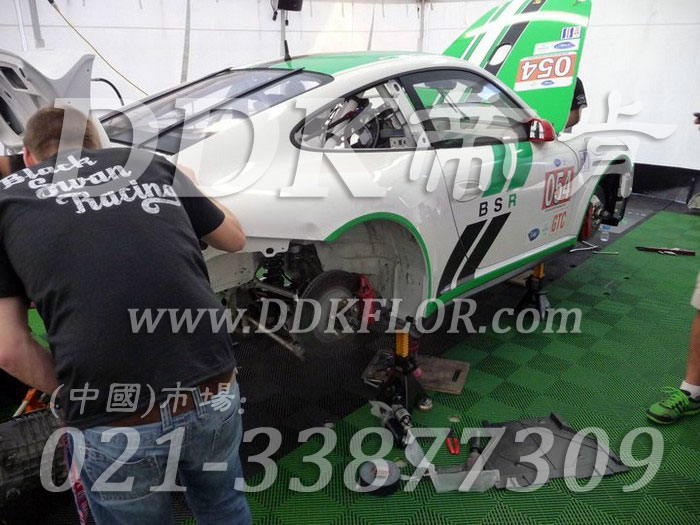 20綠色定制款賽車維修間地面拼裝地板樣板圖片,帝肯(DDK)_8100_6008（賽車P房帳篷地板）效果圖，帳篷地膠