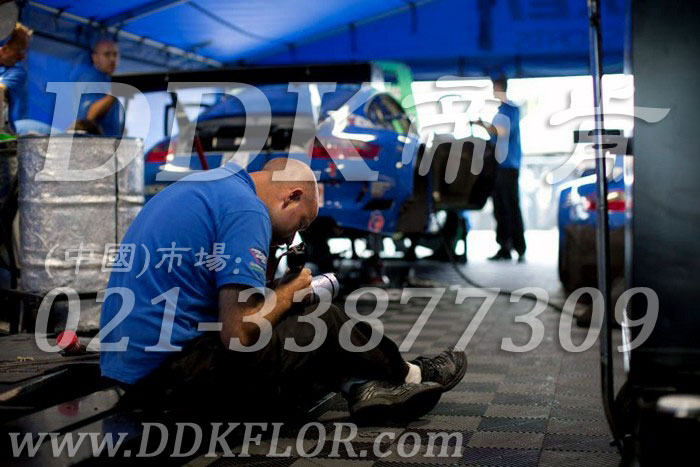 17快拼式灰色耐油防滑維修間地板樣板圖片,帝肯(DDK)_8100_6008（賽車P房帳篷地板）效果圖，帳篷地膠
