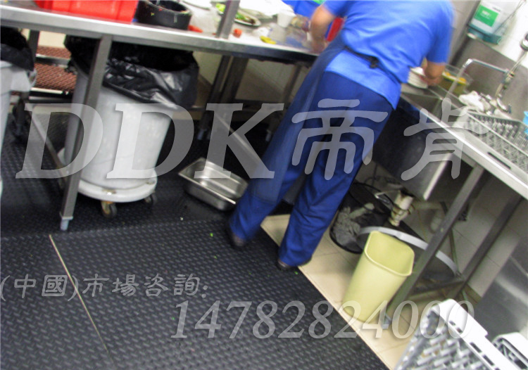 【餐廳操作間地磚防滑用地毯】后廚操作間防滑用黑色地毯樣板圖片,帝肯(DDK)_HD220_6S（柳葉紋地毯|綠色_黑色）效果圖，廚房地墊,廚房地板膠,廚房地毯,廚房地膠,廚房防滑地墊,廚房防滑地毯,廚房防滑墊,餐廳廚房專用地毯,餐廳防滑地墊,食堂專用防滑地毯,食堂用防滑地墊,食堂防滑墊