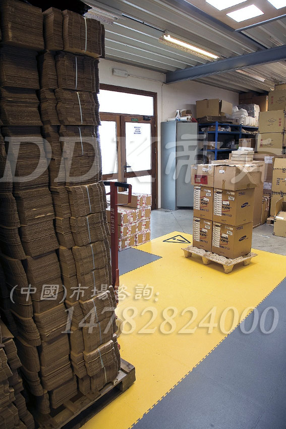 【倉庫用什么地膠】子母扣拼裝型倉庫地板革樣板圖片,帝肯(DDK)_2000_7850（倉庫及庫房地面耐磨材料）效果圖，倉庫地板,倉庫地墊,倉庫塑膠地板,倉庫防潮地膠,冷庫地板,冷凍庫防滑墊,冰庫地墊,庫房塑膠地板,庫房地膠墊,庫房地磚,庫房地板,工業地板,工業地板膠,工業地板革,pvc工業地板,工廠車間地板革,工廠車間地膠,工廠車間地坪保護地板,無塵車間地板,車間地貼,車間pvc地板,車間地坪,車間地墊,車間地板,車間地板磚,車間橡膠地板,車間用地板膠,車間地板防護墊,車間地面膠皮,車間防砸地板,車間塑膠地板,食品車間地板,維修車間地板,工廠塑膠地板,工廠地膠,工廠地板,工廠地板膠,工廠用塑料地板,廠房地板材料,廠房塑膠地板,廠房防滑地膠,工業pvc地板,工業地磚,工業地膠,工業塑膠地板,工業橡膠地板,工業防滑地板,重型地板,耐重壓地板,耐重壓地墊,承重地磚,承重地膠墊,pvc承重地板,抗壓地板,抗壓地墊,耐壓地板,耐壓地磚,耐壓地膠