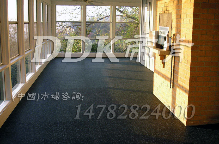 【健身房運動地板】環保橡膠材質健身房運動地板提供定制生產樣板圖片,帝肯(DDK)_S3020_P500（Niki|耐柯）效果圖，健身房橡膠地板