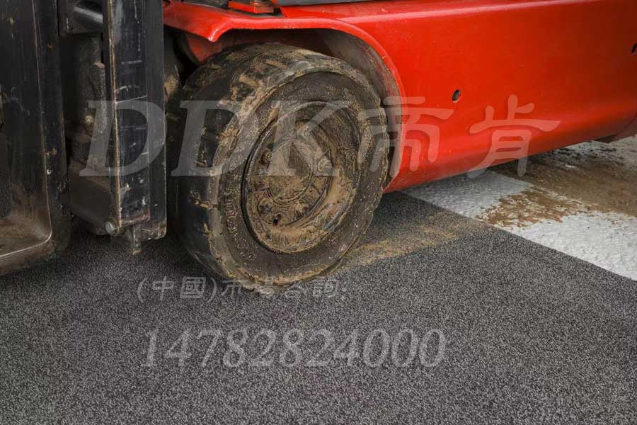 叉車車輪防塵地毯 深灰色可定制  倉庫出入口走叉車地面鋪什么 走液壓車車間門口防塵地墊，叉車地墊,叉車地膠墊,叉車地板,車間地墊,車間防滑地墊,倉庫地墊,三合一門口毯,門口地墊,入口防塵地墊,出入口地墊,除塵地毯,除塵地墊
